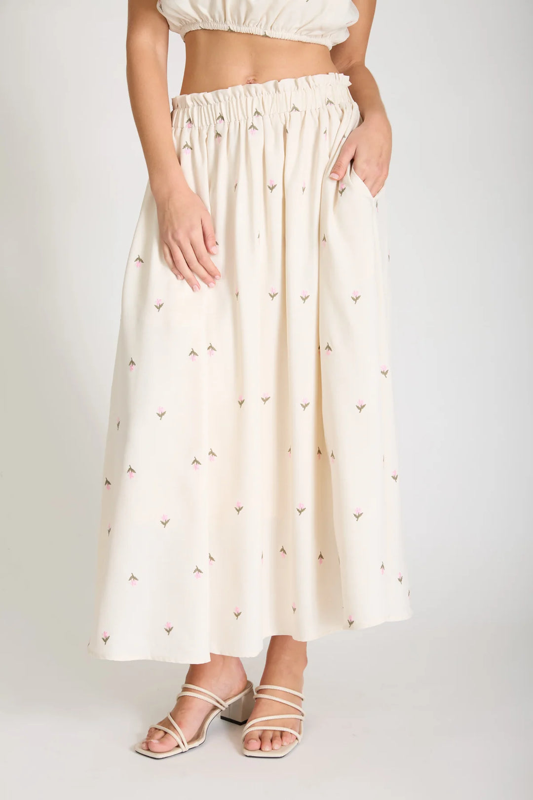 Auriela Embroidered Floral Ruffle Waist Mini Skirt In Ivory