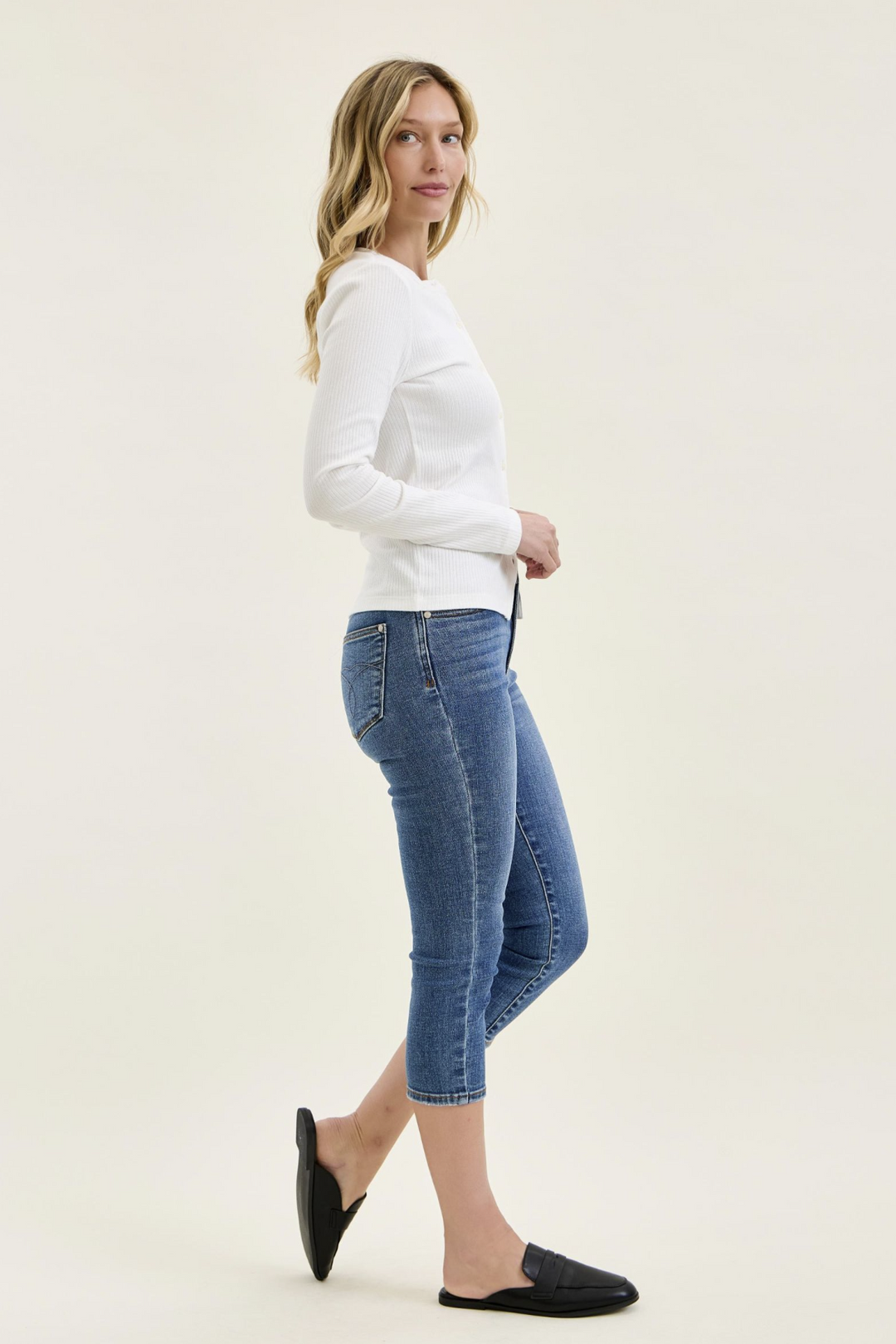 Vala Medium Rise Capri by Judy Blue