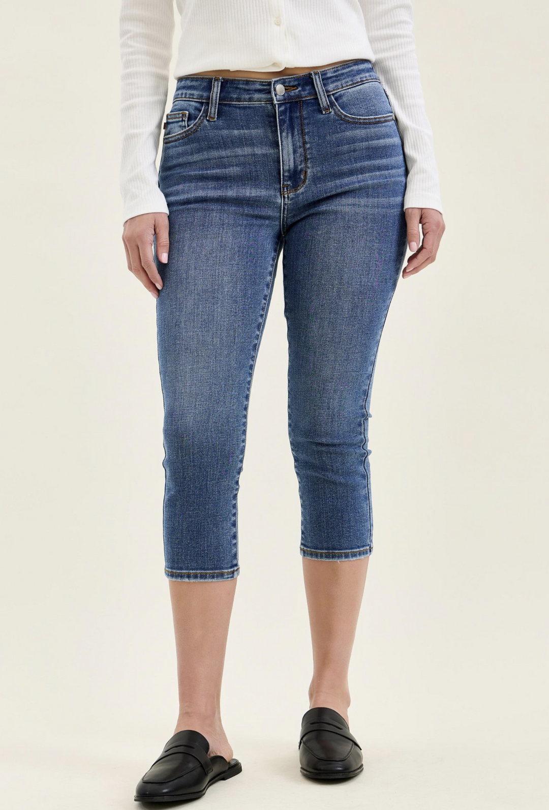 Vala Medium Rise Capri by Judy Blue